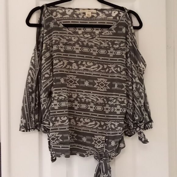 Derek heart cold shoulder top 🔥 - Picture 1 of 5